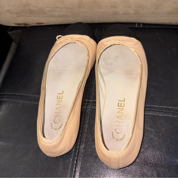 Chanel Flats 36 Lambskin Two Tone Black Captoe Beige Body VEUC Leather Bottom - Picture 8 of 12